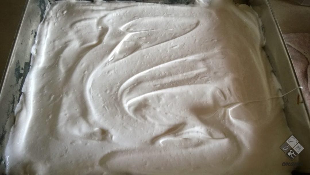 Ciasto z budyniową pianką i wiśniami Ciasto z budyniową pianką i wiśniami