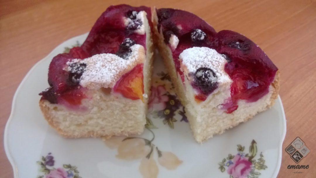 Proste ciasto ze śliwkami i borówkami Proste ciasto ze śliwkami i borówkami