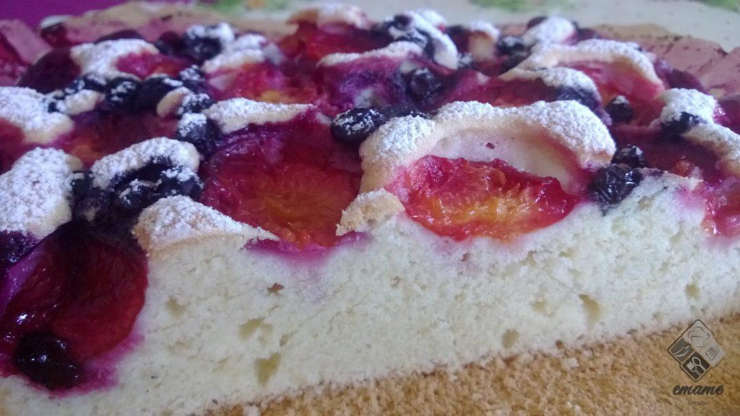 Proste ciasto ze śliwkami i borówkami Proste ciasto ze śliwkami i borówkami