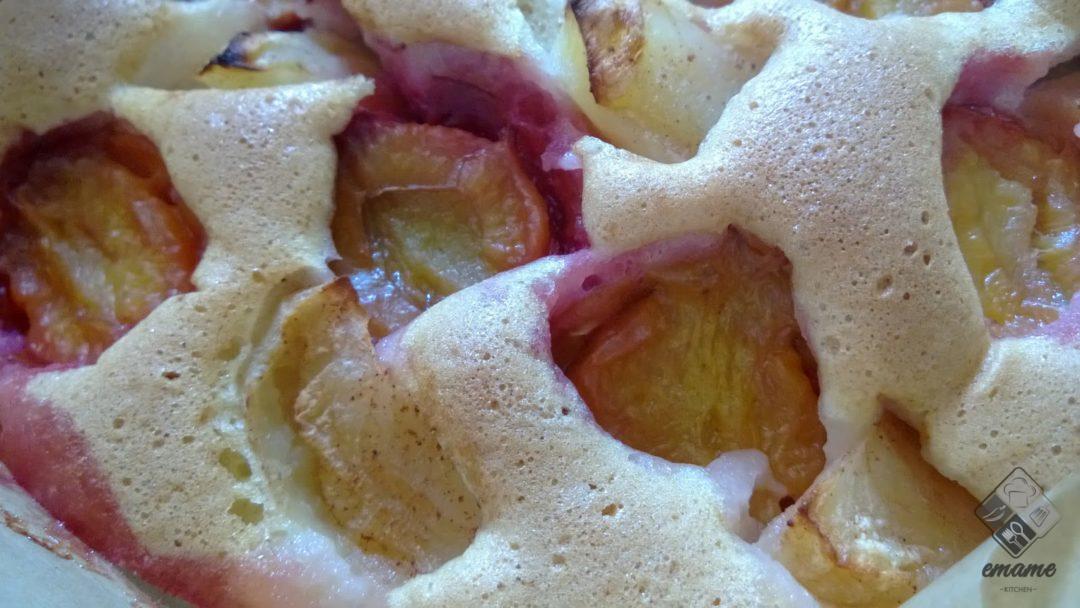 Puszyste ciasto z owocami Puszyste ciasto z owocami