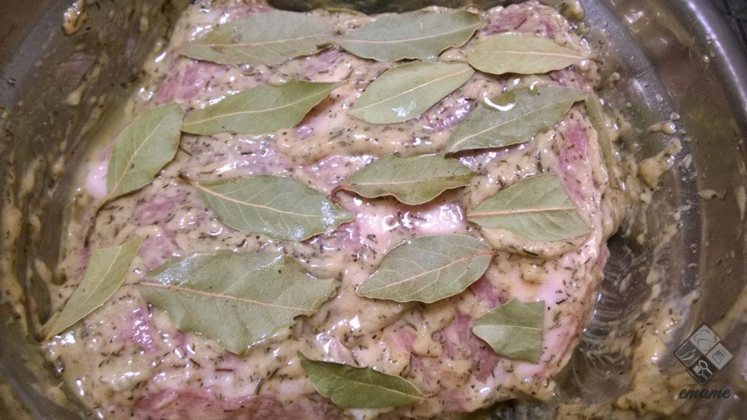 Szynka pieczona z liściach laurowych Szynka pieczona z liściach laurowych