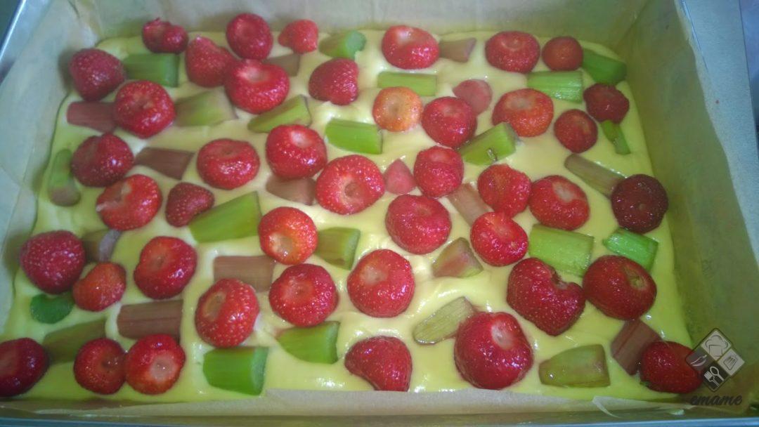 Łatwe ciasto z truskawkami i rabarbarem Łatwe ciasto z truskawkami i rabarbarem