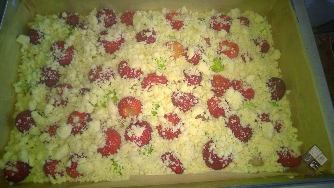 Łatwe ciasto z truskawkami i rabarbarem Łatwe ciasto z truskawkami i rabarbarem