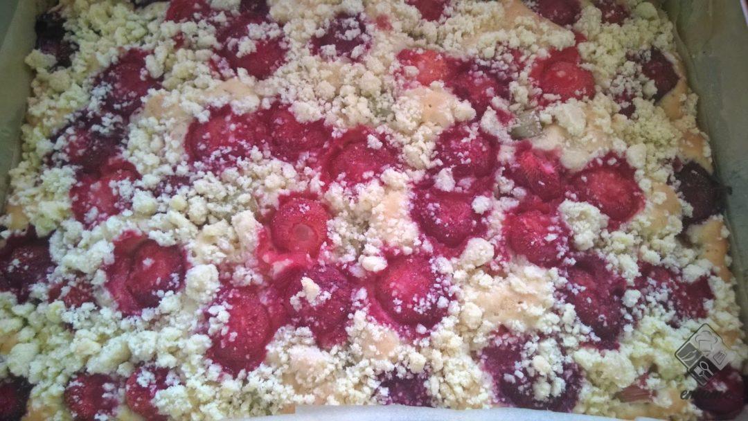 Łatwe ciasto z truskawkami i rabarbarem Łatwe ciasto z truskawkami i rabarbarem