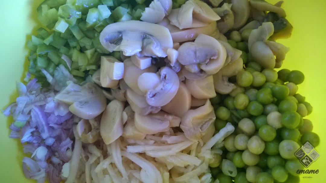 Sałatka z marynowanymi pieczarkami Sałatka z marynowanymi pieczarkami