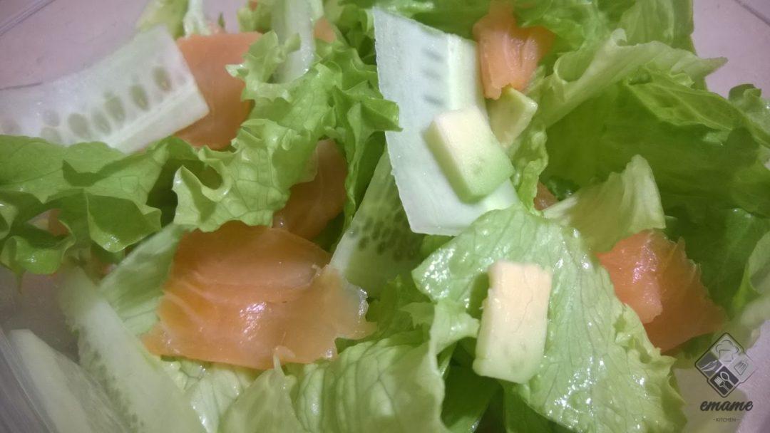 Sałatka z wędzonym łososiem Sałatka z wędzonym łososiem