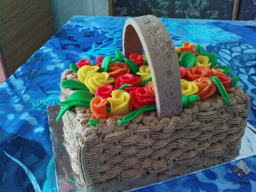 Tort kosz z kwiatami Tort kosz z kwiatami