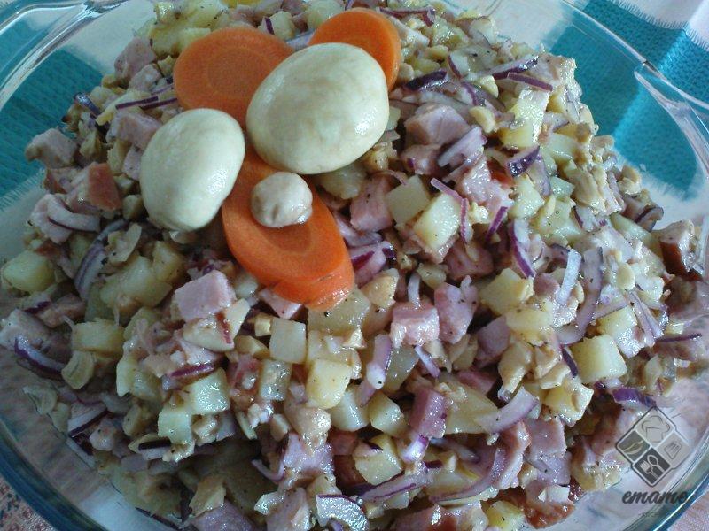Sałatka z szynką i pieczarkami Sałatka z szynką i pieczarkami