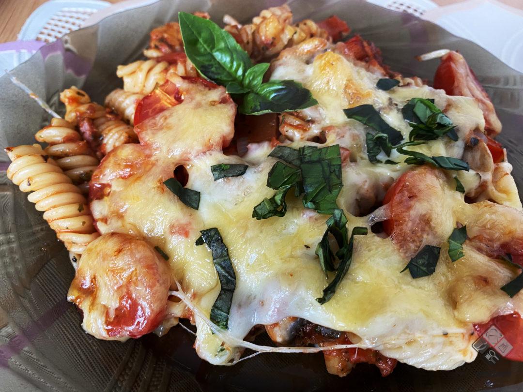 Zapiekanka makaronowa z szynką Zapiekanka makaronowa z szynką