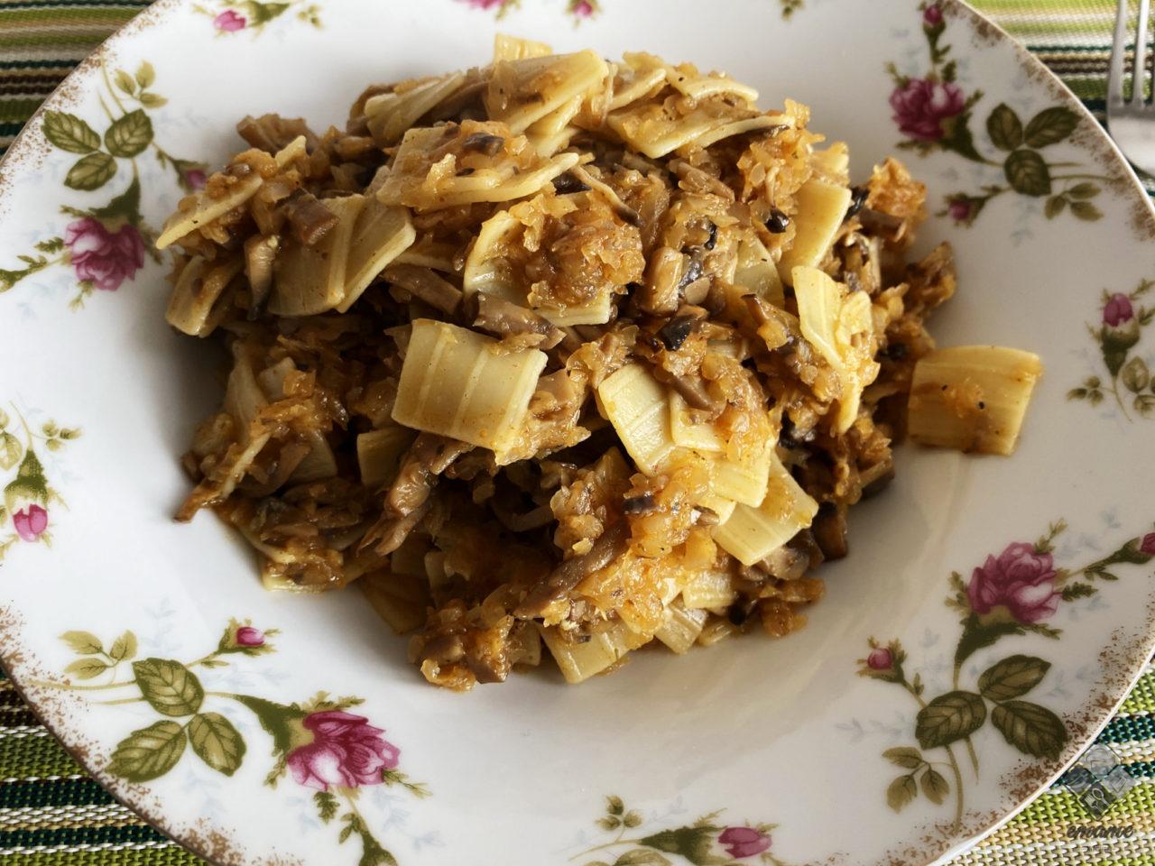 Makaron łazanki z kapustą i pieczarkami Makaron łazanki z kapustą i pieczarkami