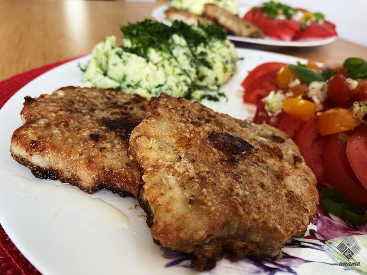 Kotlety schabowe panierowane w mące Kotlety schabowe panierowane w mące