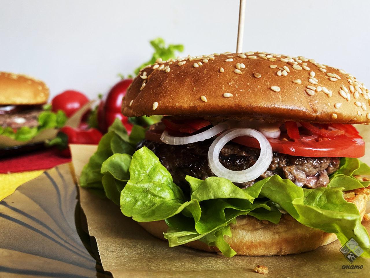 Domowe burgery z sałatą i papryczką chili Domowe burgery z sałatą i papryczką chili