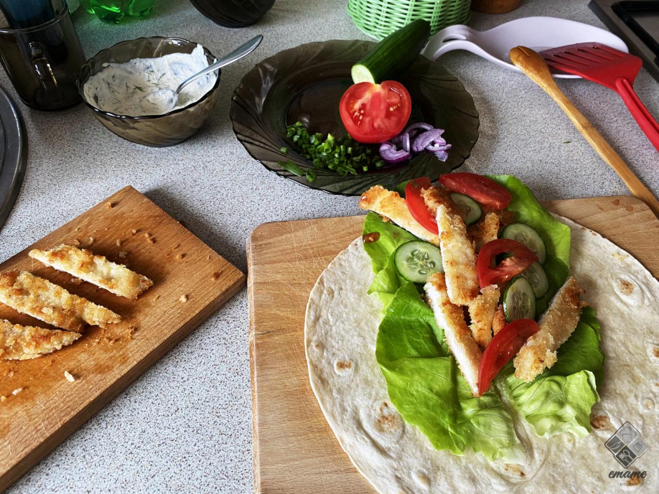 Tortilla z kurczakiem i sosem czosnkowym Tortilla z kurczakiem i sosem czosnkowym