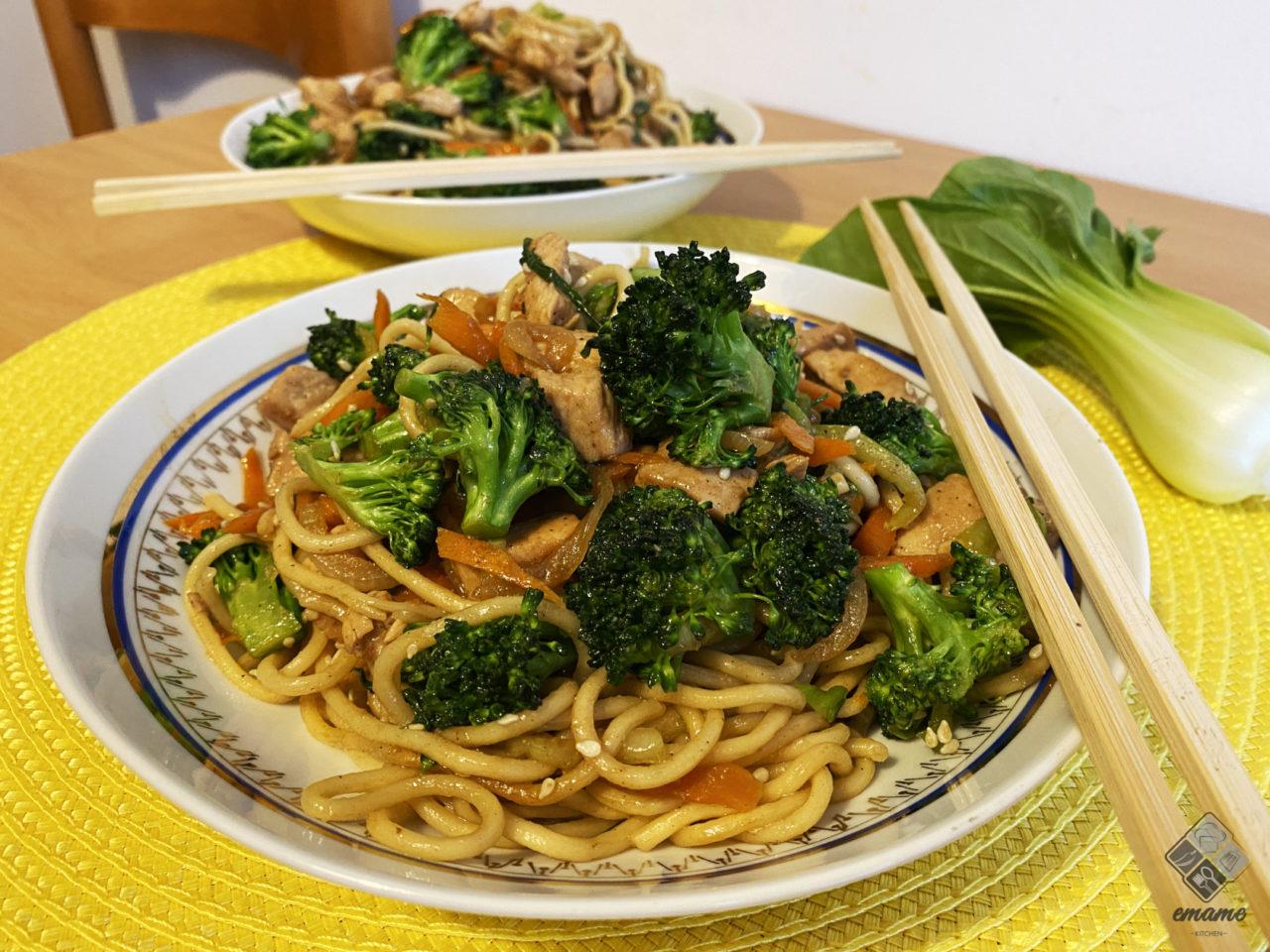 Smażony makaron chow mein z kurczakiem teriyaki Smażony makaron chow mein z kurczakiem teriyaki