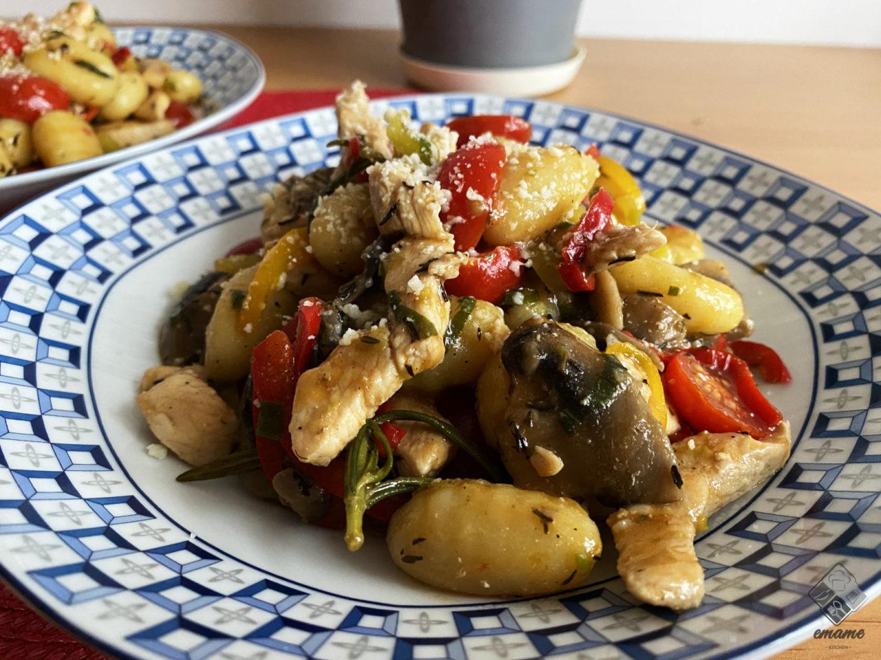 Gnocchi z kurczakiem i pomidorkami koktajlowymi Gnocchi z kurczakiem i pomidorkami koktajlowymi