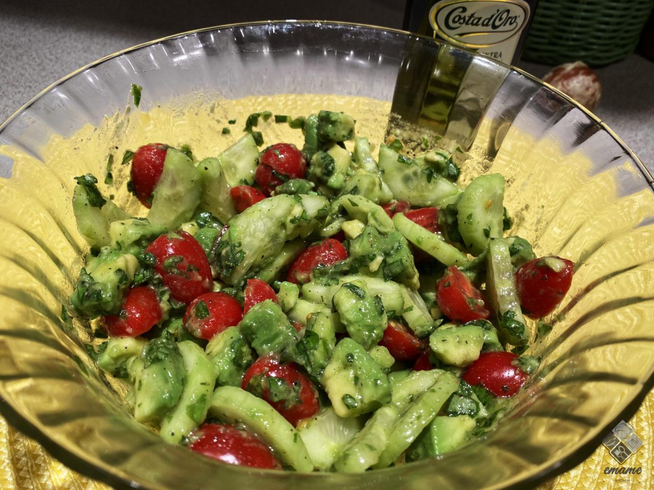 Sałatka z avocado ogórkiem i pomidorkami Sałatka z avocado ogórkiem i pomidorkami