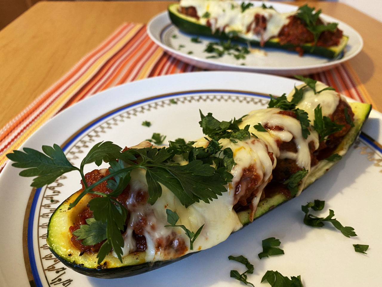 Cukinia zapiekana z kulkami mięsnymi Cukinia zapiekana z kulkami mięsnymi