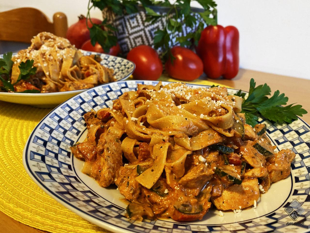 Tagiatelle w sosie pomidorowo-śmietanowym Tagiatelle w sosie pomidorowo-śmietanowym