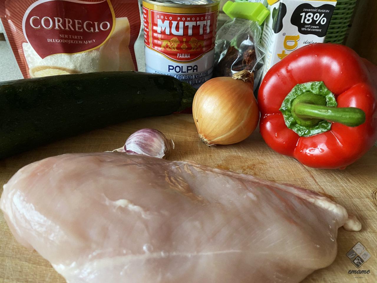 Tagiatelle w sosie pomidorowo-śmietanowym Tagiatelle w sosie pomidorowo-śmietanowym