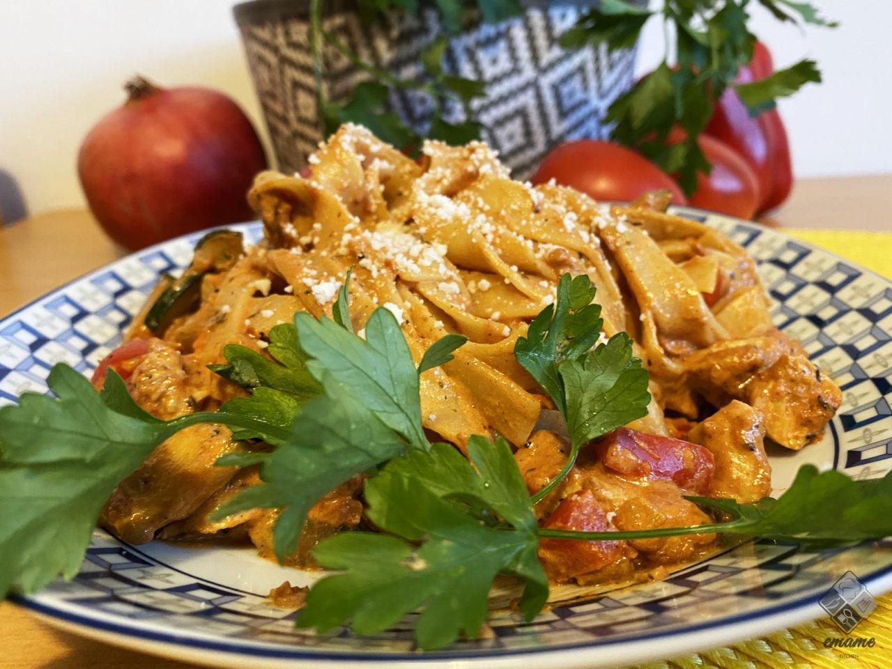 Tagiatelle w sosie pomidorowo-śmietanowym Tagiatelle w sosie pomidorowo-śmietanowym